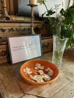 Blütenblätter bei den Reliquien der Heiiligen Therese von Lisieux