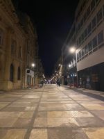 der abendliche Weg zum Place Saint-Jacques, dort ist alles voller fröhlicher Menschen