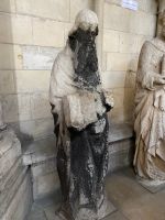 Eine andere Statue vor der Reinigung und Sicherung