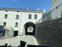 durch diesen schmalen Tunnel fährt unser Bus