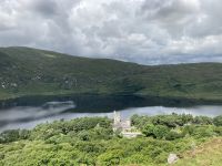 3. Reisetag – Glenveagh-Nationalpark und Rundfahrt durch Donegal – Blick vom Aussichtspunkt zum Glenveagh-Castle
