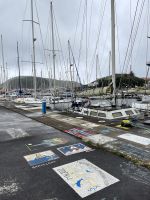 Typische Malereien und Erinnerungen am Hafen von Horta