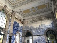 schöne Fliesenbilder im Bahnhof von Porto