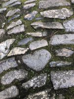 Steinherz auf dem Weg zur Burg St. Michaels Mont