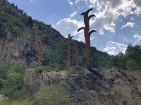 metallene Kunst (Fenstergitter) mit Hinweis auf die Eisenminen Andorras