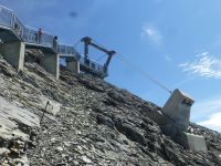 Festgezurrt und tief im Fels verankert ist alles.