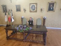 Der Reisebegleiter auf dem Stuhl des Bürgermeisters im Rathaus von Angra do Heroismo auf Terceira, Portugal