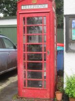 ein noch mit Münzen funktionierenden Telefonhäuschen in Postbridge