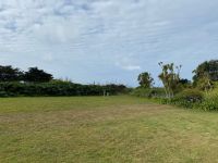 Große ehemalige Kuhweide mit drei Reibesteinen