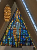 Tromsø, Eismeerkathedrale, Inneres mit dem berühmten 23 m hohen Glasfenster 