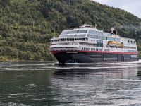 Begegnung mit dem Hurtigrutenschiff 