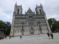 Trondheimns Nidarosdom mit seiner beeindruckenden Schirmfassade