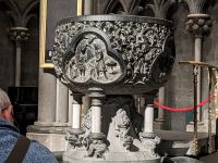 im Inneren des Nidarosdomes - altes Taufbecken