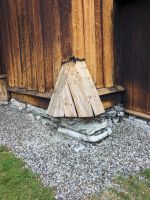 die Stützpfosten der Stabkirchen stehen auf Steinfundamenten und sind teilweise extra witterungsgeschützt