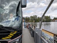 unser komfortabler Reisebus auf der Havelfähre