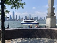 Das nächste Mal fahre ich mit dieser schnellen Fähre - im Hintergrund New Jersey