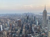 In der Entfernung glänzt One World Trade Center in der Abendsonne - hier der Blick vom One Vanderbilt Summit