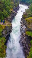 Auf einer Länge 125 Metern fällt der Rauma-Fluss im Romsdalen über eine Höhenstufe von 18 Metern als Slettafossen talwärts