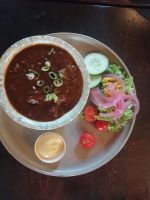 Limburger Eintopf mit frischen Salat, Apfelkompott und Chips