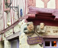 ehem. Besitzerehepaar an der Hauswand