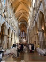 in der Truro Cathedral nach einem Charity-Kleidermarkt