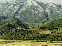 Landschaft vor Permet mit Moschee