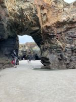 nur bei Ebbe wirklich sichtbar, die grandiosen Bögen am Kathedralenstrand