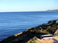 Unser lila Milkabus am Strand von Saranda