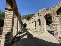 Reste eines Kirchenschiffes in Butrint