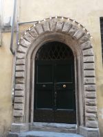Zum Licherfest im September in Lucca werden Kerzen an Fenstern und Türen angebracht.