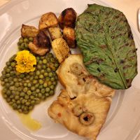 Sorrent Vegetarisches Abendessen Gegrillter Scamorza mit Zitronenblatt