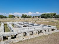 Paestum - Becken der Venus mit Blick zum Athena-Tempel