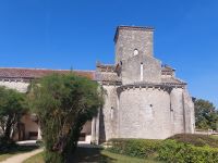 Germiny: rechts - ursprünglicher Teil der Kirche im griechischen Stiel