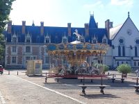 Blois: Schloßplatz mit einem typischen, französischen Kinderkarussell