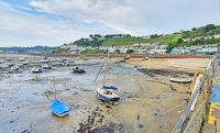 Boote im Hafen von Gorey bei Ebbe