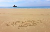St. Ouens Bay mit dem La Rocco Tower an der Westküste