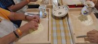 Wir lernen, wie die Nudelsorten Cavatelli und Orecchiette geformt werden.