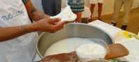 Für Burrata wird Sahne in den Käseteig gefüllt