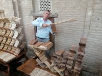 Ein Handwerker zeigt die Phasen der Koran-Ständer-Herstellung: aus einem Holzstück, Chiva 