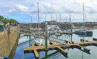 Hafen von St. Peter Port mit Castle Cornet