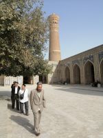 Einheimische während der Besichtigung der Kalon-Moschee, Buchara