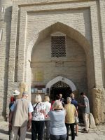 Barno erzählte uns über die Chor-Monor-Medrese, Buchara