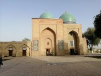 Mausoleum vom Scheich Schamsiddin Kulol (in der Mitte) und Saiden-Mausoleum (rechts im Bild), Schachrisabs