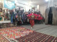 Modenschau im Atelier für Batik und Seidenstoffbemalung von Valentina Romamenko, Samarkand