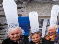 etwas exotisch sehen die Trachten mit Kopfputz im 