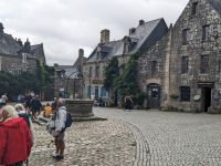 der historische Marktplatz von Locronan war Kulisse für zahlreiche 