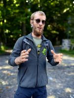 Gabor, unser Reiseleiter, erklärt uns die Geschichte von Schloß Peles