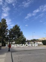 Ortsschild mit Reisebegleitung