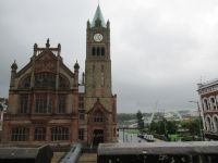  Derry: Rathaus und Freundschaftsbrücke