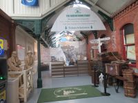 gepackte Koffer am Auswanderungsbahnhof